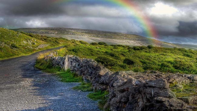 爱尔兰Burren上空的一道彩虹