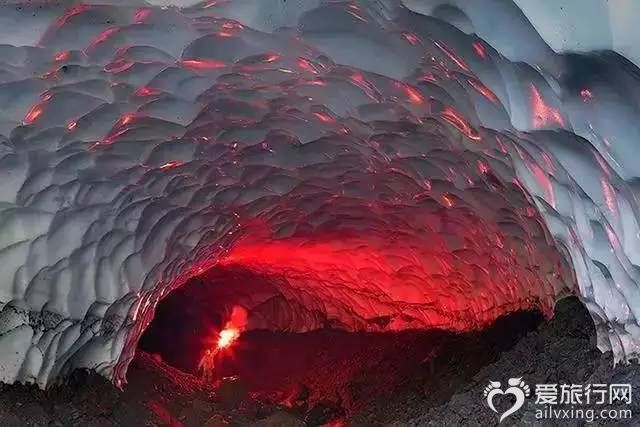 Mutnovsky火山附近的冰洞俄罗斯