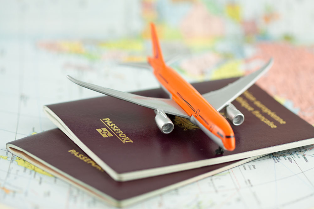 护照与飞机的图片.jpg